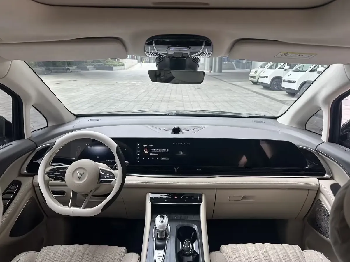 2024 Voyah Dream 1.5T 150HP L4 PHEV 43KWH,autocango,china used car exporter,china ev exporter,chinese used car exporter,chinese used ev exporter