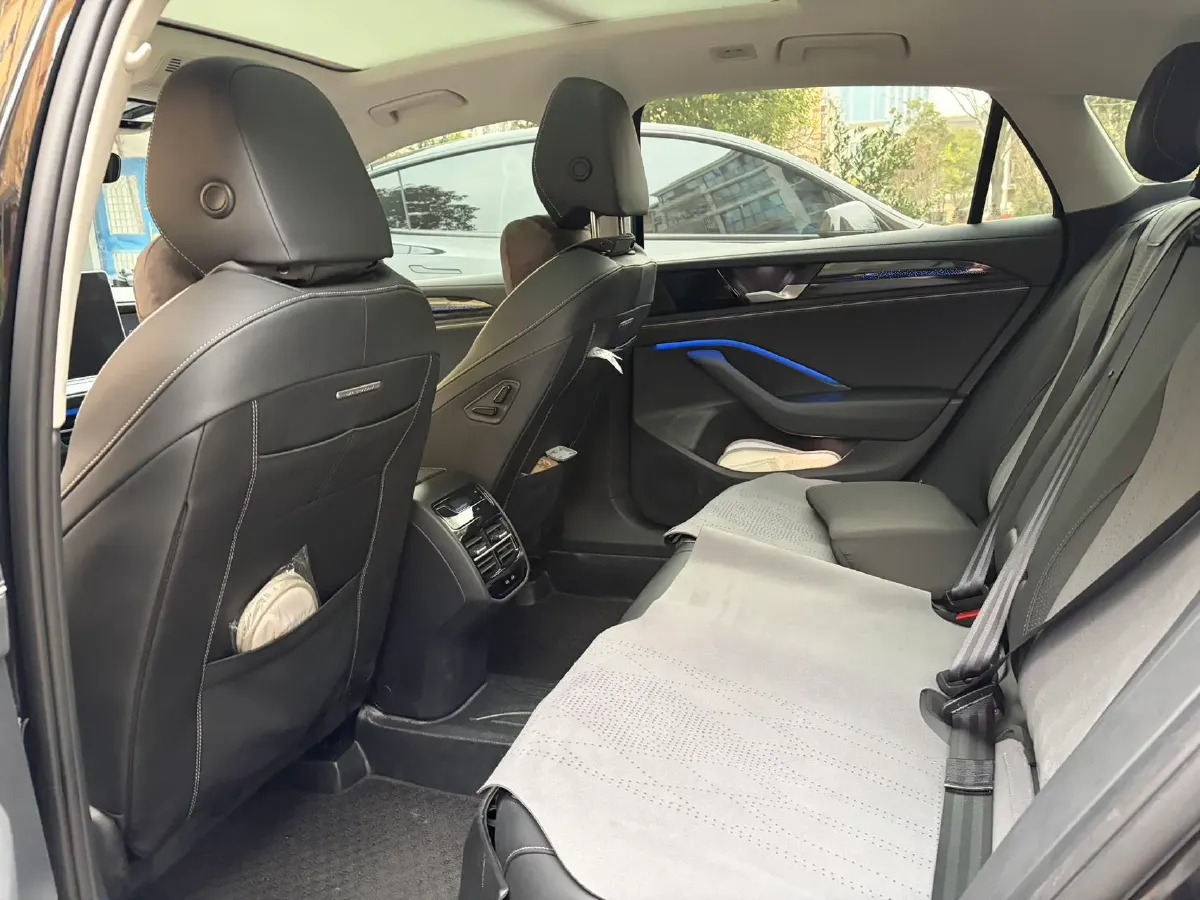 2024 Volkswagen Magotan 2.0T 220HP L4 7DCT,autocango,china used car exporter,china ev exporter,chinese used car exporter,chinese used ev exporter