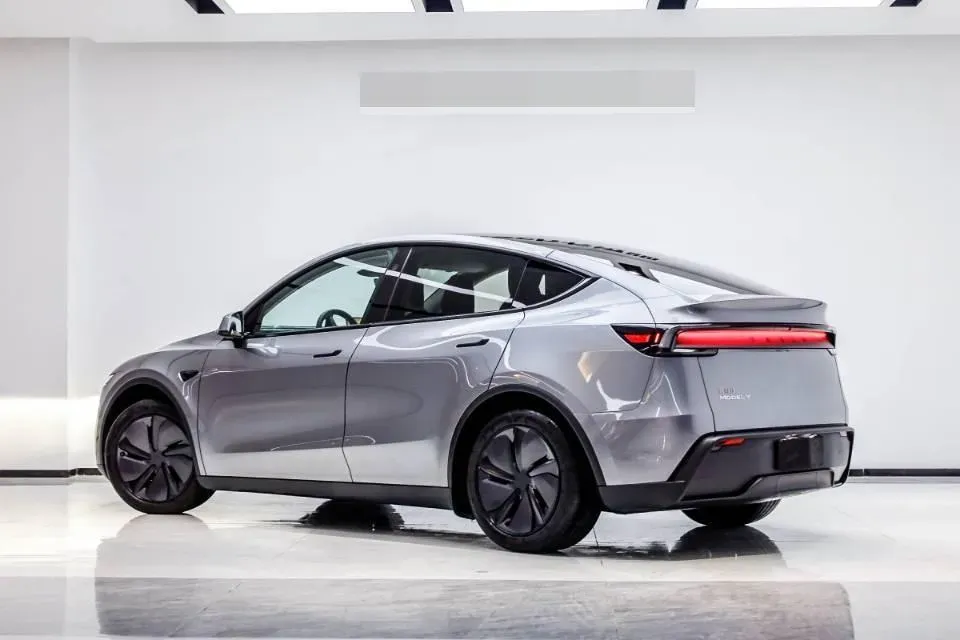 2025 Tesla Model Y BEV 62.5KWH,autocango,china used car exporter,china ev exporter,chinese used car exporter,chinese used ev exporter