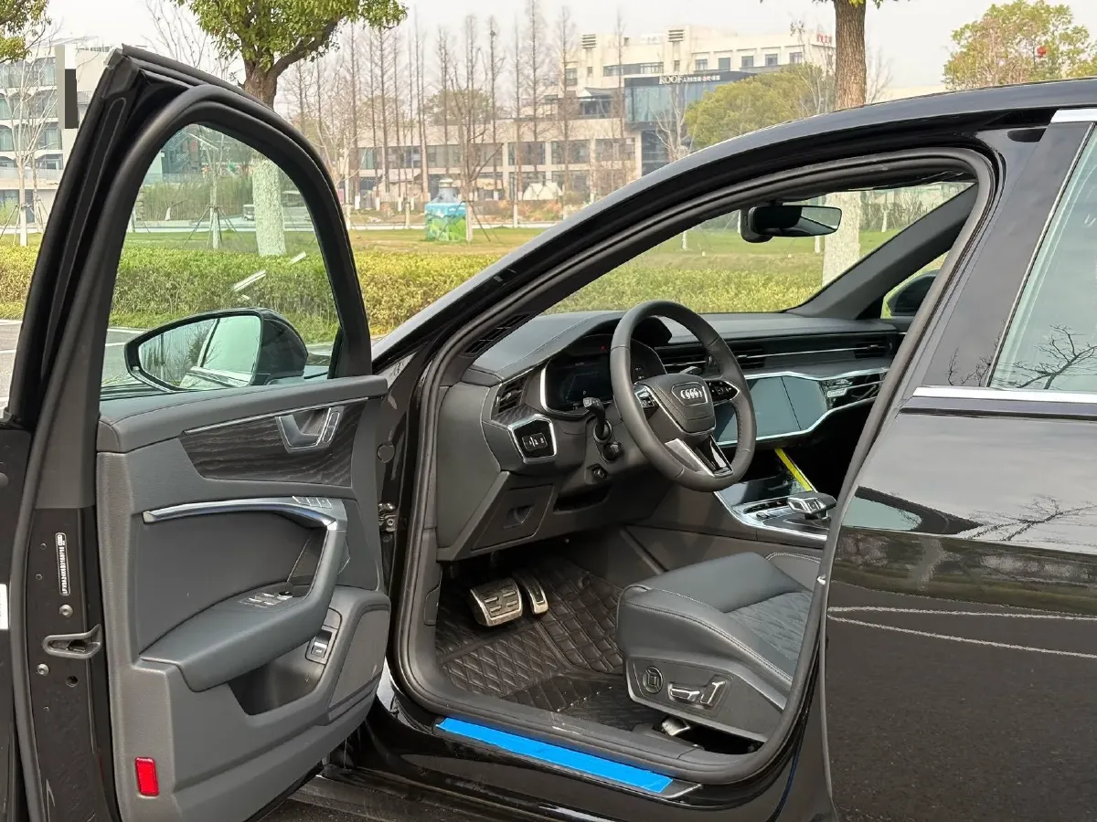 2025 Audi A6L 2.0T 245HP L4 7DCT,autocango,china used car exporter,china ev exporter,chinese used car exporter,chinese used ev exporter