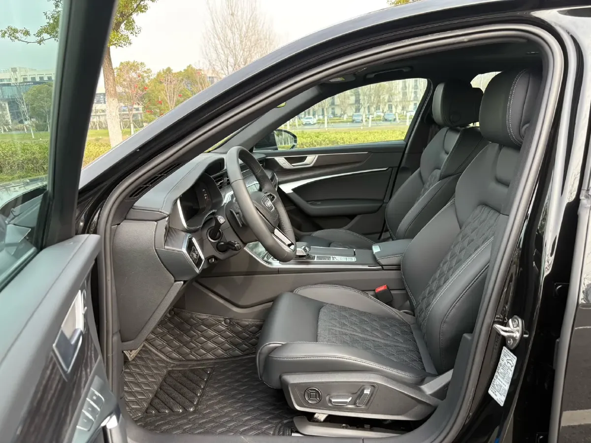 2025 Audi A6L 2.0T 245HP L4 7DCT,autocango,china used car exporter,china ev exporter,chinese used car exporter,chinese used ev exporter