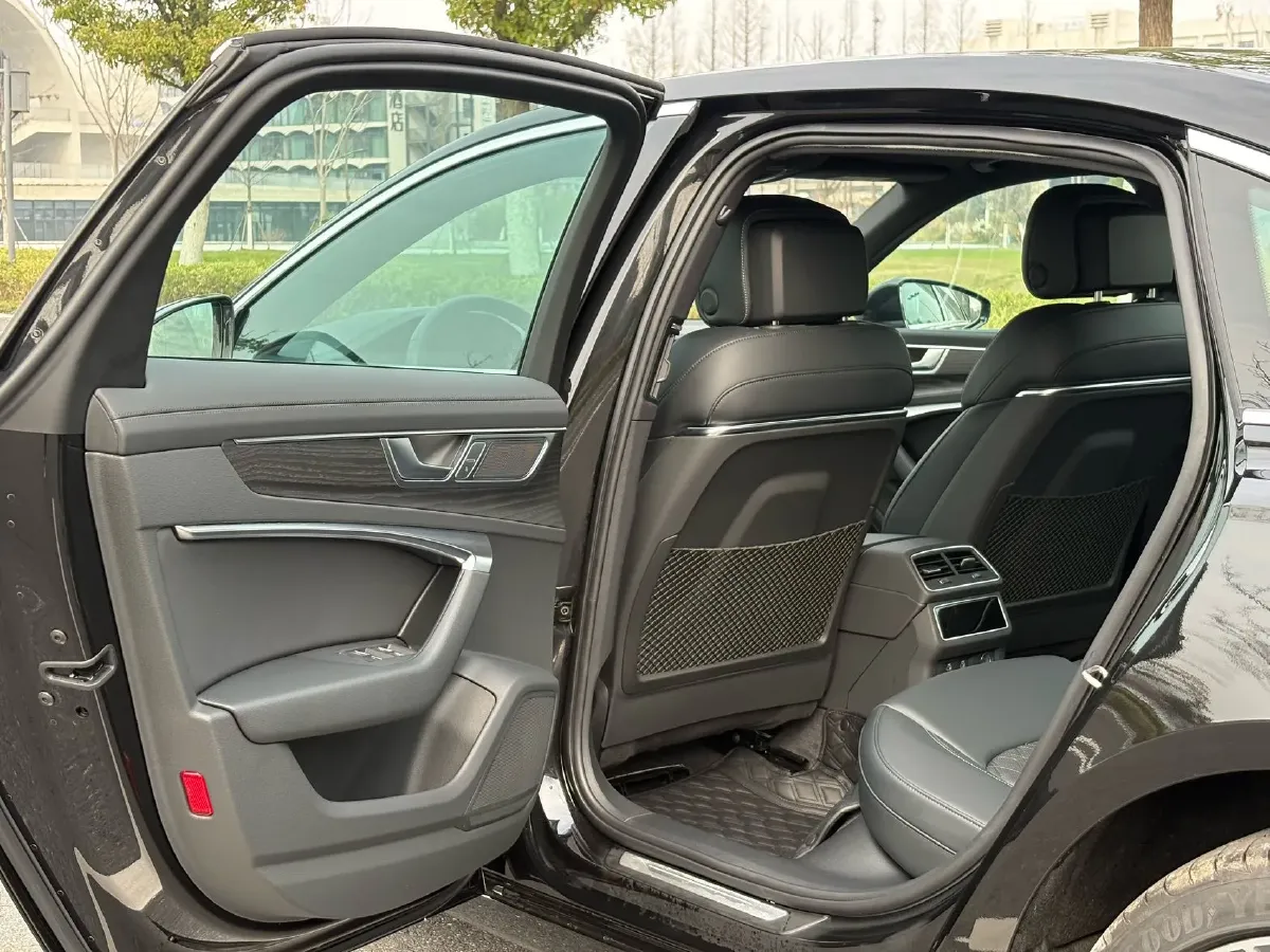 2025 Audi A6L 2.0T 245HP L4 7DCT,autocango,china used car exporter,china ev exporter,chinese used car exporter,chinese used ev exporter