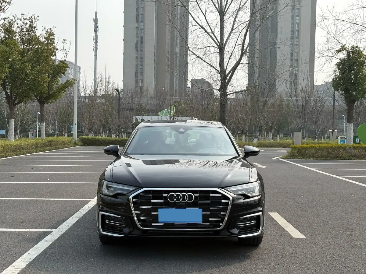 2025 Audi A6L 2.0T 245HP L4 7DCT,autocango,china used car exporter,china ev exporter,chinese used car exporter,chinese used ev exporter