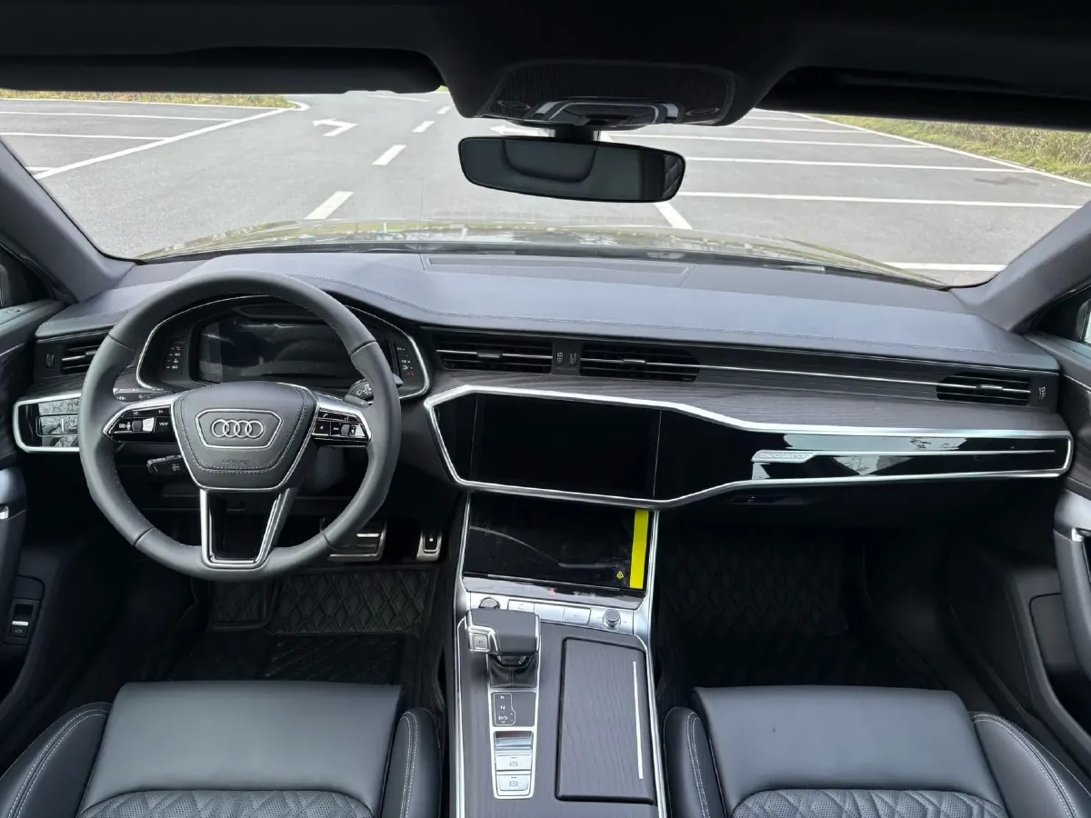 2025 Audi A6L 2.0T 245HP L4 7DCT,autocango,china used car exporter,china ev exporter,chinese used car exporter,chinese used ev exporter