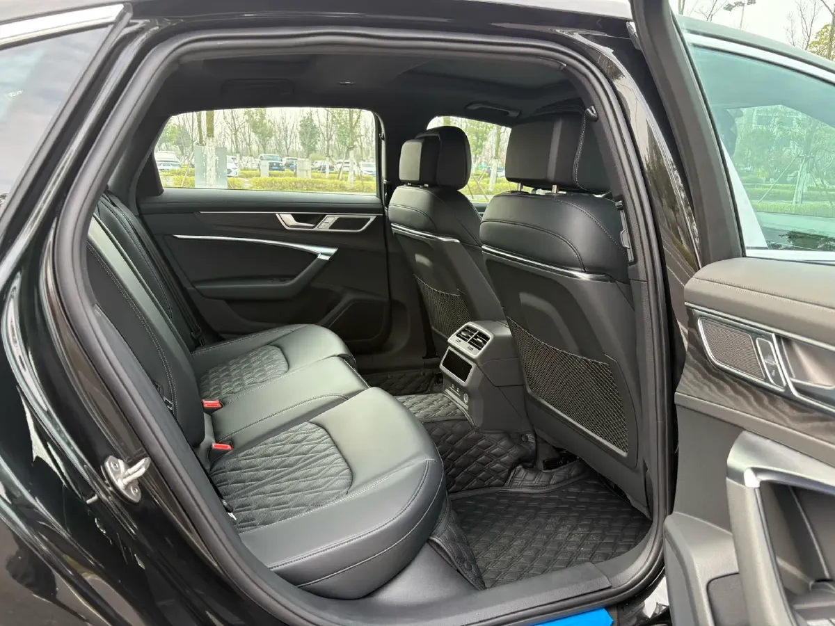 2025 Audi A6L 2.0T 245HP L4 7DCT,autocango,china used car exporter,china ev exporter,chinese used car exporter,chinese used ev exporter