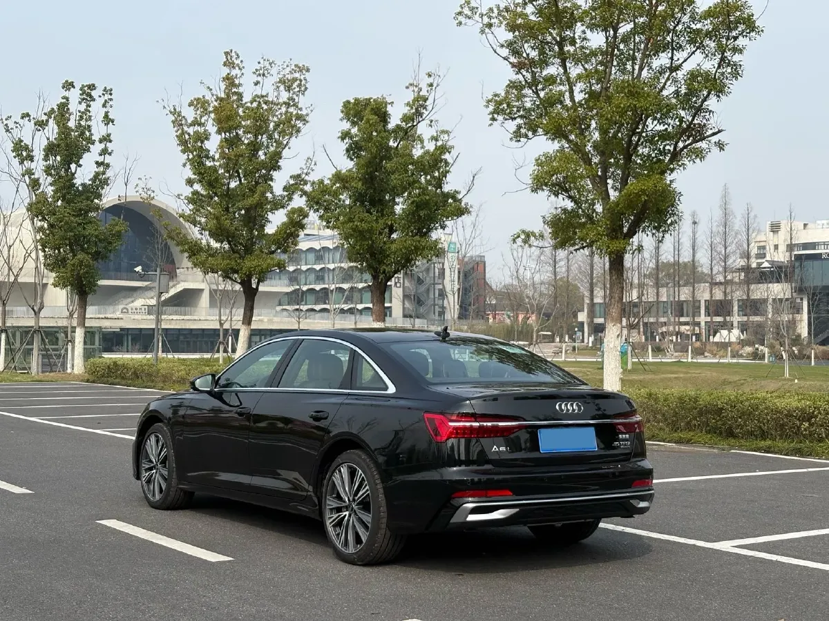 2025 Audi A6L 2.0T 245HP L4 7DCT,autocango,china used car exporter,china ev exporter,chinese used car exporter,chinese used ev exporter