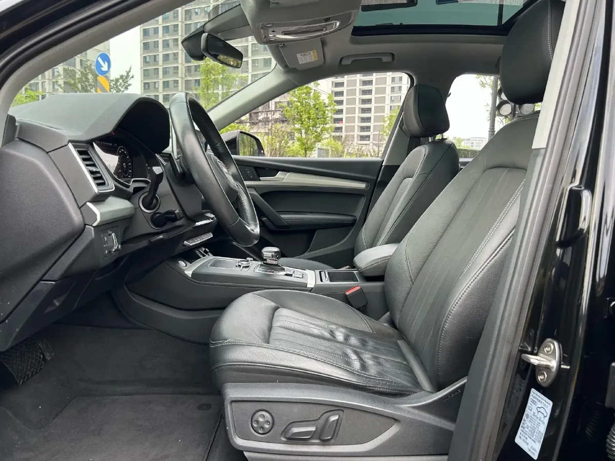 2020 Audi Q5L 2.0T 190HP L4 7DCT,autocango,china used car exporter,china ev exporter,chinese used car exporter,chinese used ev exporter