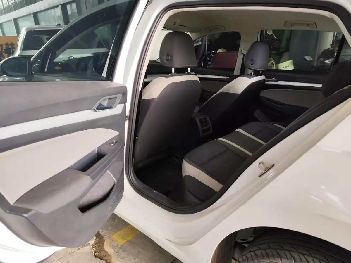 2021 Volkswagen Golf 1.2T 116HP L4 7DCT,autocango,china used car exporter,china ev exporter,chinese used car exporter,chinese used ev exporter