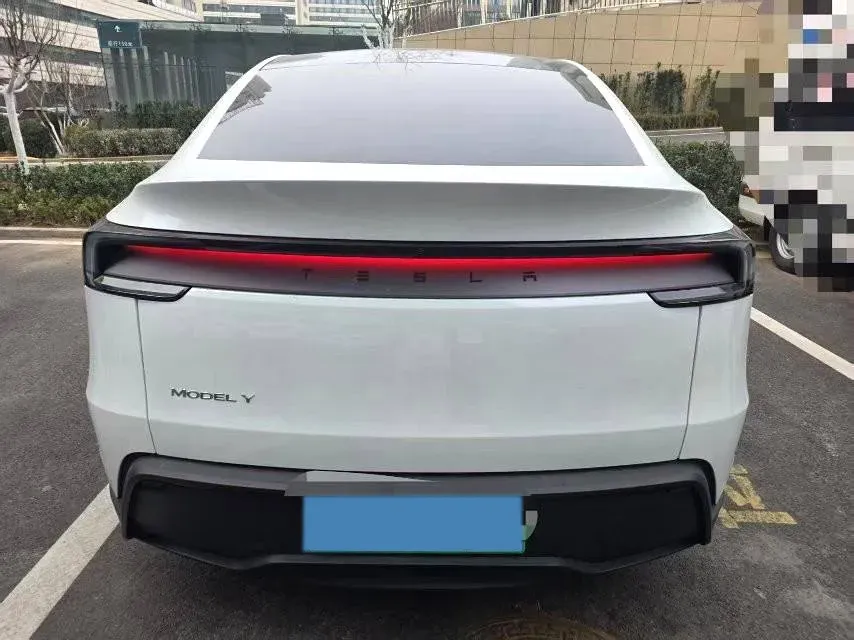 2025 Tesla Model Y BEV 62.5KWH,autocango,china used car exporter,china ev exporter,chinese used car exporter,chinese used ev exporter