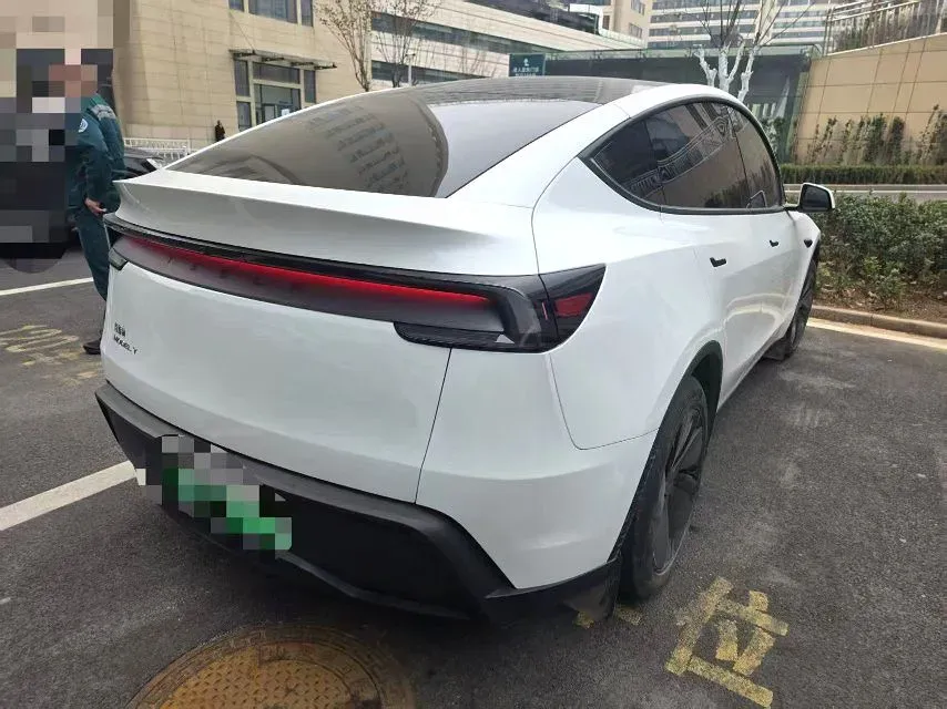 2025 Tesla Model Y BEV 62.5KWH,autocango,china used car exporter,china ev exporter,chinese used car exporter,chinese used ev exporter