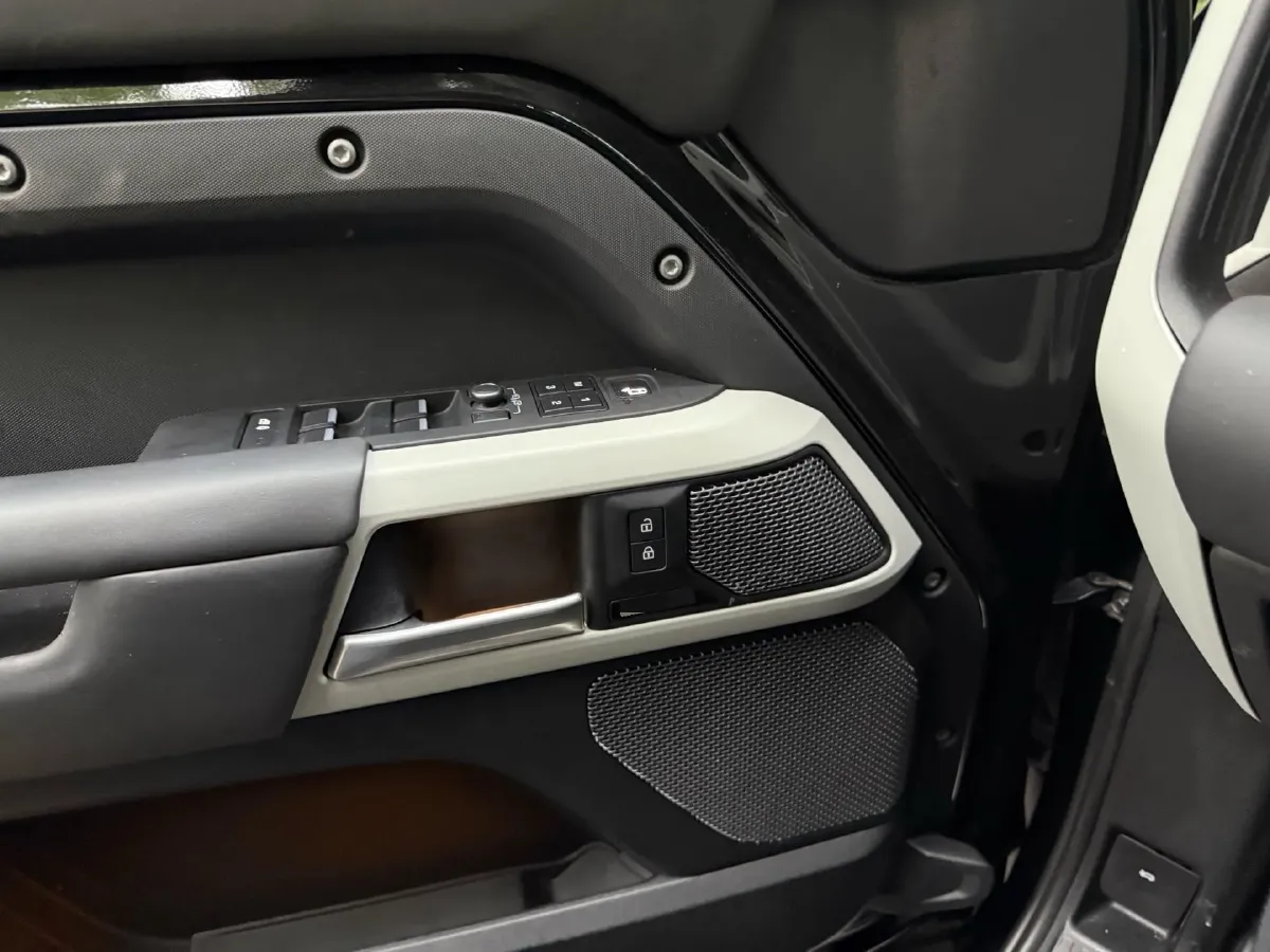 2023 Land Rover Defender 3.0T 400HP L6 8AT,autocango,china used car exporter,china ev exporter,chinese used car exporter,chinese used ev exporter