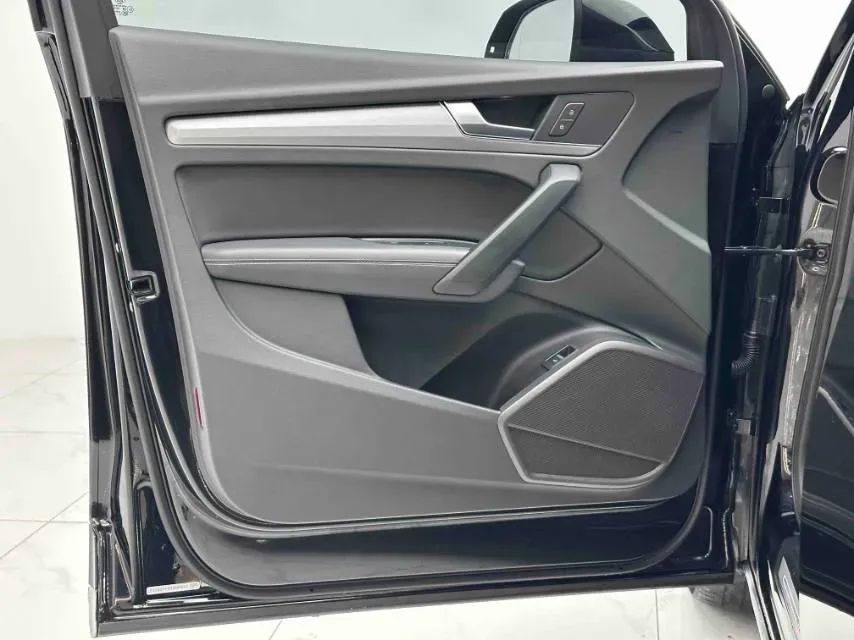 2022 Audi Q5L 2.0T 190HP L4 7DCT,autocango,china used car exporter,china ev exporter,chinese used car exporter,chinese used ev exporter