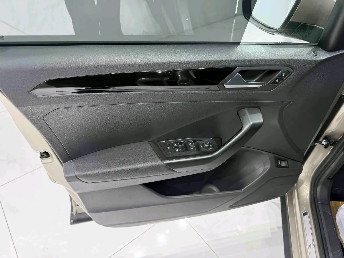 2021 Volkswagen T-Roc 1.4T 150HP L4 7DCT,autocango,china used car exporter,china ev exporter,chinese used car exporter,chinese used ev exporter