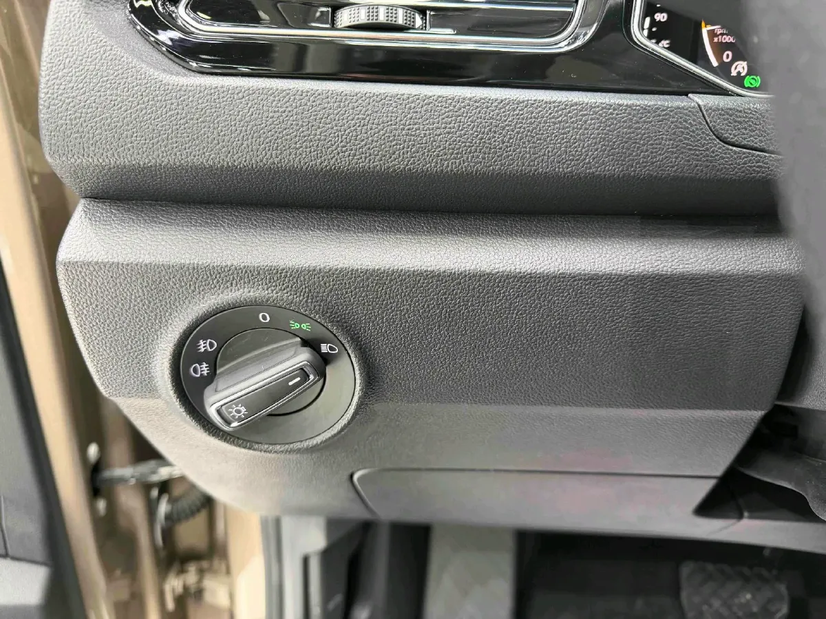 2021 Volkswagen T-Roc 1.4T 150HP L4 7DCT,autocango,china used car exporter,china ev exporter,chinese used car exporter,chinese used ev exporter