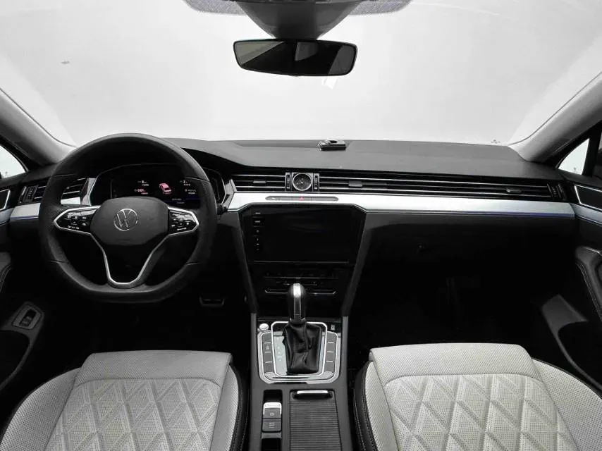 2025 Volkswagen Magotan 2.0T 186HP L4 7DCT,autocango,china used car exporter,china ev exporter,chinese used car exporter,chinese used ev exporter