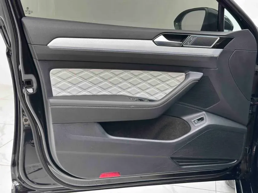 2025 Volkswagen Magotan 2.0T 186HP L4 7DCT,autocango,china used car exporter,china ev exporter,chinese used car exporter,chinese used ev exporter