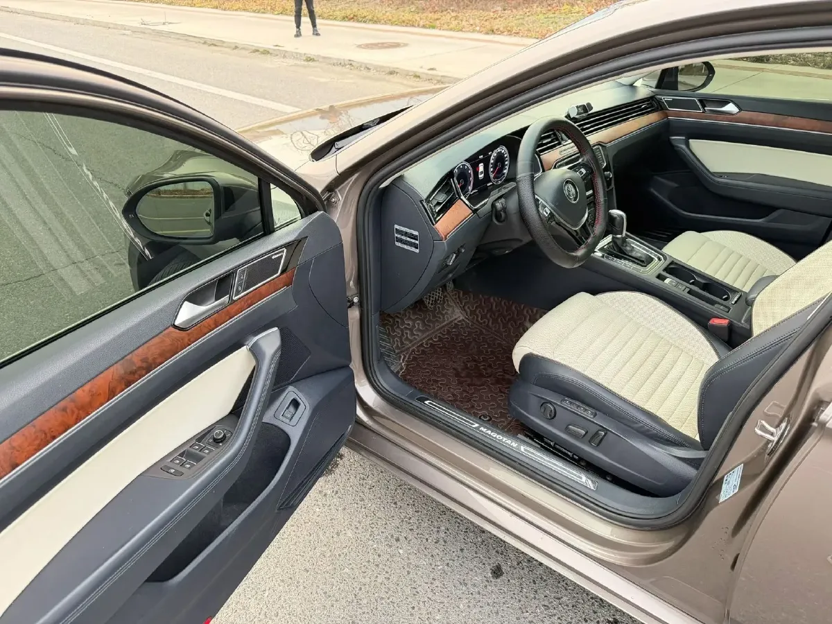 2017 Volkswagen Magotan 2.0T 220HP L4 7DCT,autocango,china used car exporter,china ev exporter,chinese used car exporter,chinese used ev exporter