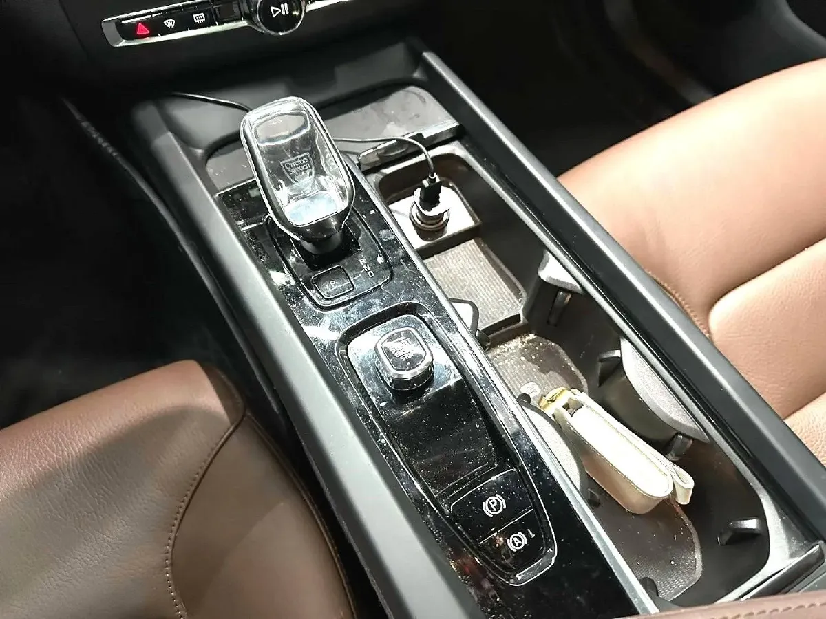 2023 Volvo XC60 2.0T 250HP L4 8AT,autocango,china used car exporter,china ev exporter,chinese used car exporter,chinese used ev exporter