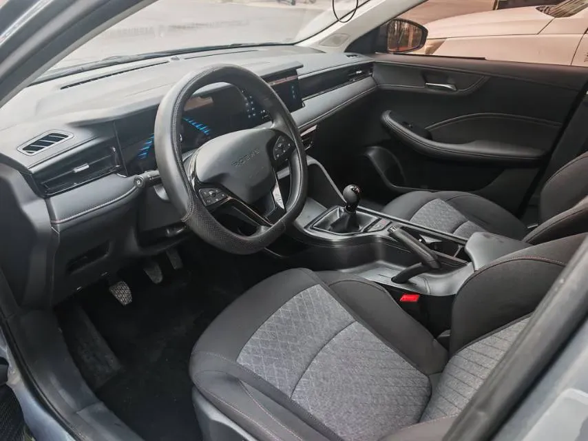 2023 Roewe i5 1.5L 129HP L4 5MT,autocango,china used car exporter,china ev exporter,chinese used car exporter,chinese used ev exporter