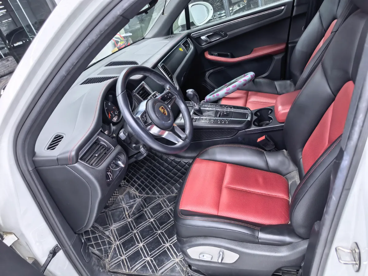 2017 YuTong T7 6.0L 316HP V8 6AT,autocango,china used car exporter,china ev exporter,chinese used car exporter,chinese used ev exporter