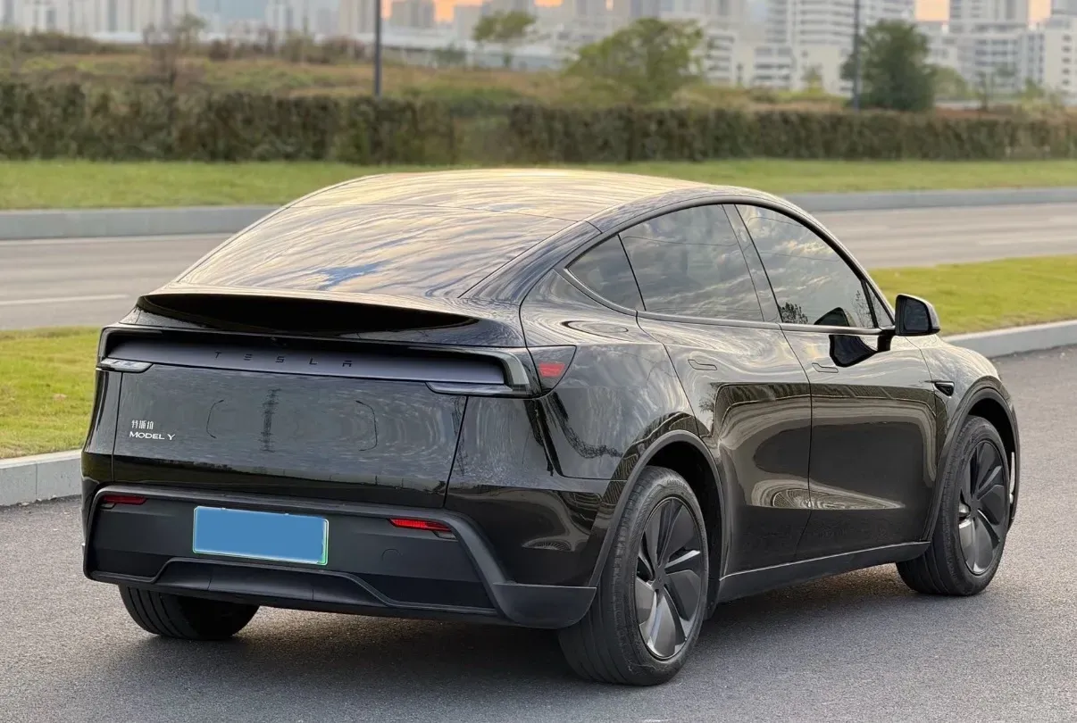 2025 Tesla Model Y BEV 78.4KWH,autocango,china used car exporter,china ev exporter,chinese used car exporter,chinese used ev exporter