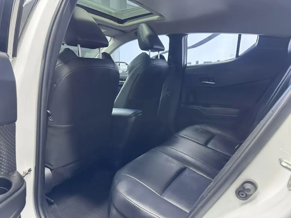 2021 Toyota C-HR 2.0L 171HP L4 CVT,autocango,china used car exporter,china ev exporter,chinese used car exporter,chinese used ev exporter