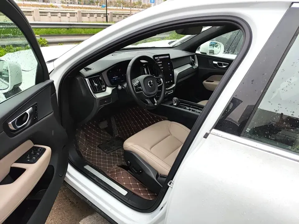 2025 Volvo XC60 2.0T 250HP L4 8AT,autocango,china used car exporter,china ev exporter,chinese used car exporter,chinese used ev exporter