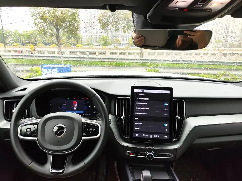 2025 Volvo XC60 2.0T 250HP L4 8AT,autocango,china used car exporter,china ev exporter,chinese used car exporter,chinese used ev exporter