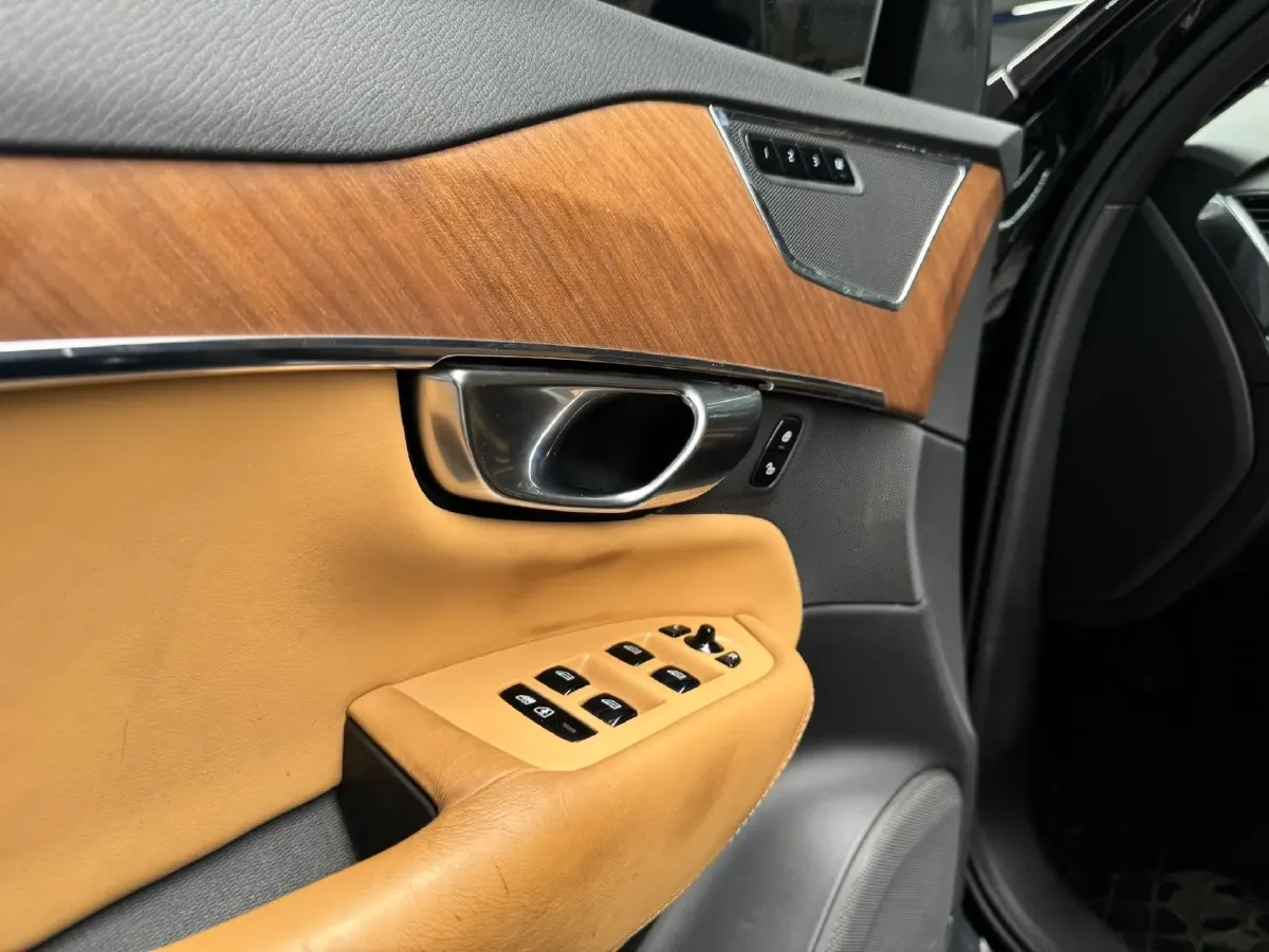 2018 Volvo XC90 2.0T 320HP L4 8AT,autocango,china used car exporter,china ev exporter,chinese used car exporter,chinese used ev exporter