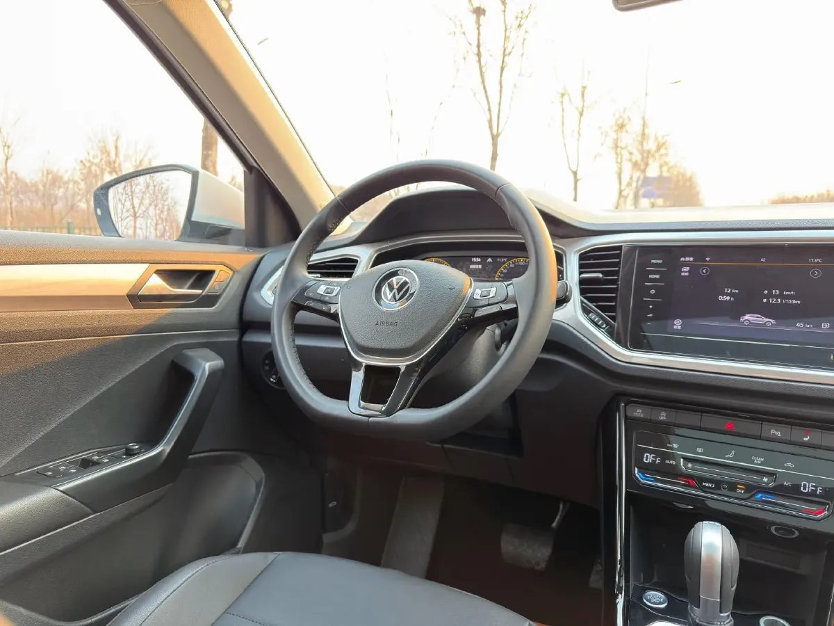 2022 Volkswagen T-Roc 1.4T 150HP L4 7DCT,autocango,china used car exporter,china ev exporter,chinese used car exporter,chinese used ev exporter