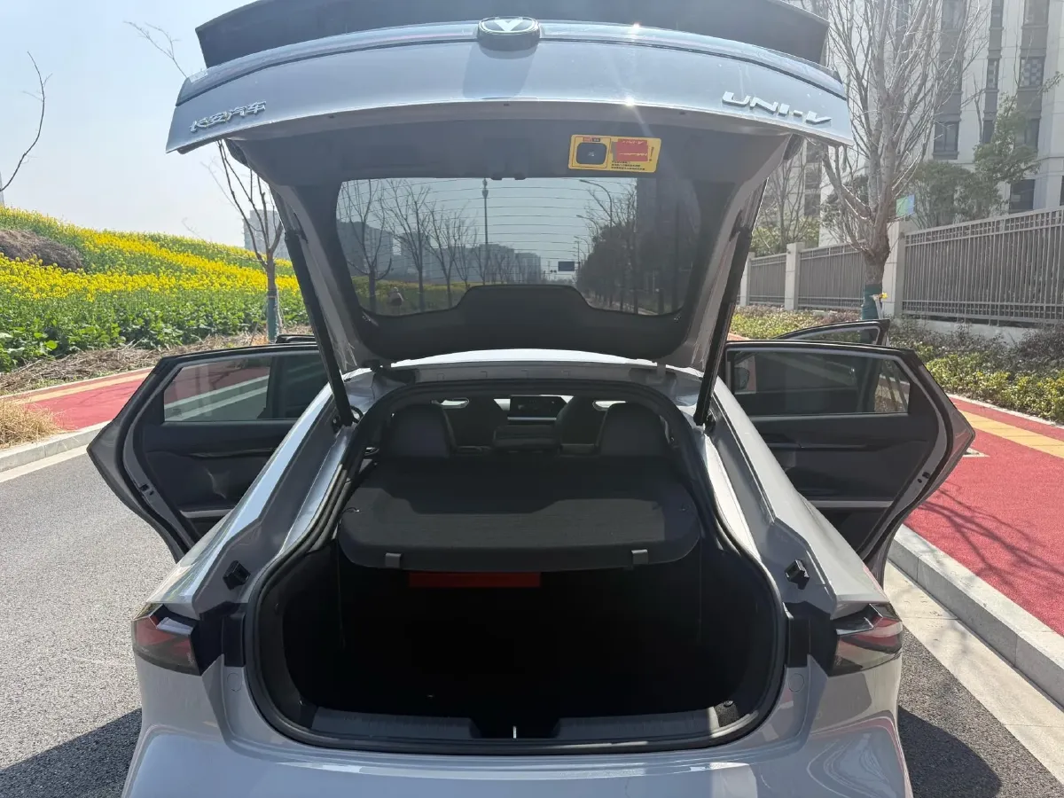2023 ChangAn UNI-V 1.5T 188HP L4 7DCT,autocango,china used car exporter,china ev exporter,chinese used car exporter,chinese used ev exporter