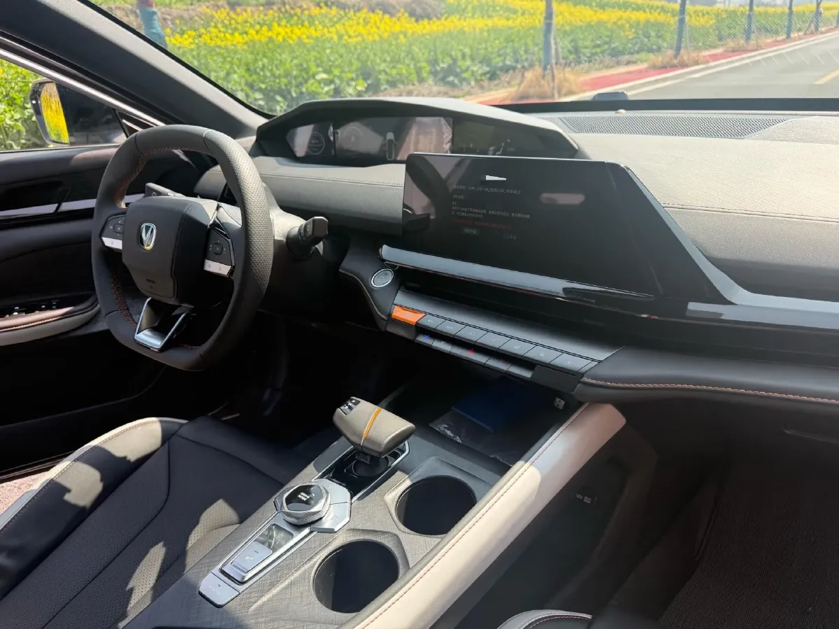 2023 ChangAn UNI-V 1.5T 188HP L4 7DCT,autocango,china used car exporter,china ev exporter,chinese used car exporter,chinese used ev exporter