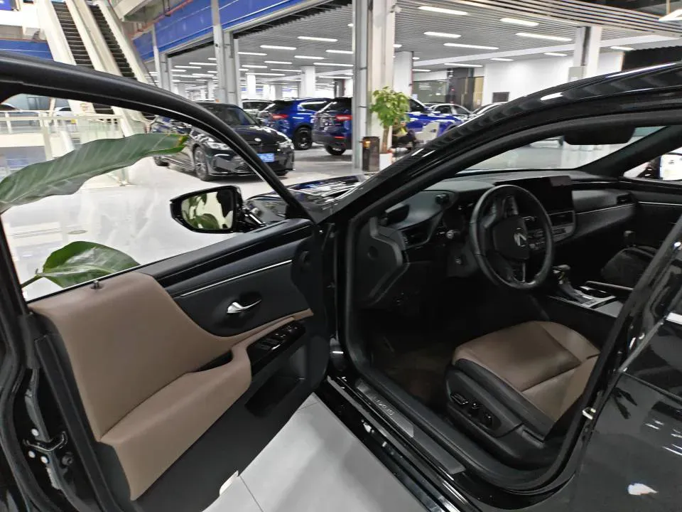 2023 Lexus ES 2.0L 173HP L4 CVT,autocango,china used car exporter,china ev exporter,chinese used car exporter,chinese used ev exporter