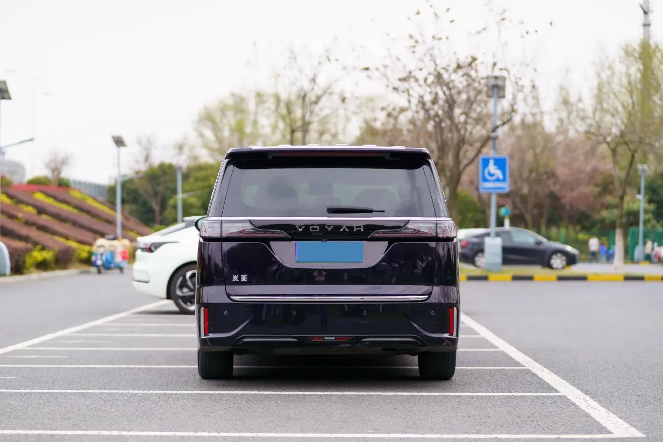 2025 Voyah Dream 1.5T 150HP L4 PHEV 41.7KWH,autocango,china used car exporter,china ev exporter,chinese used car exporter,chinese used ev exporter