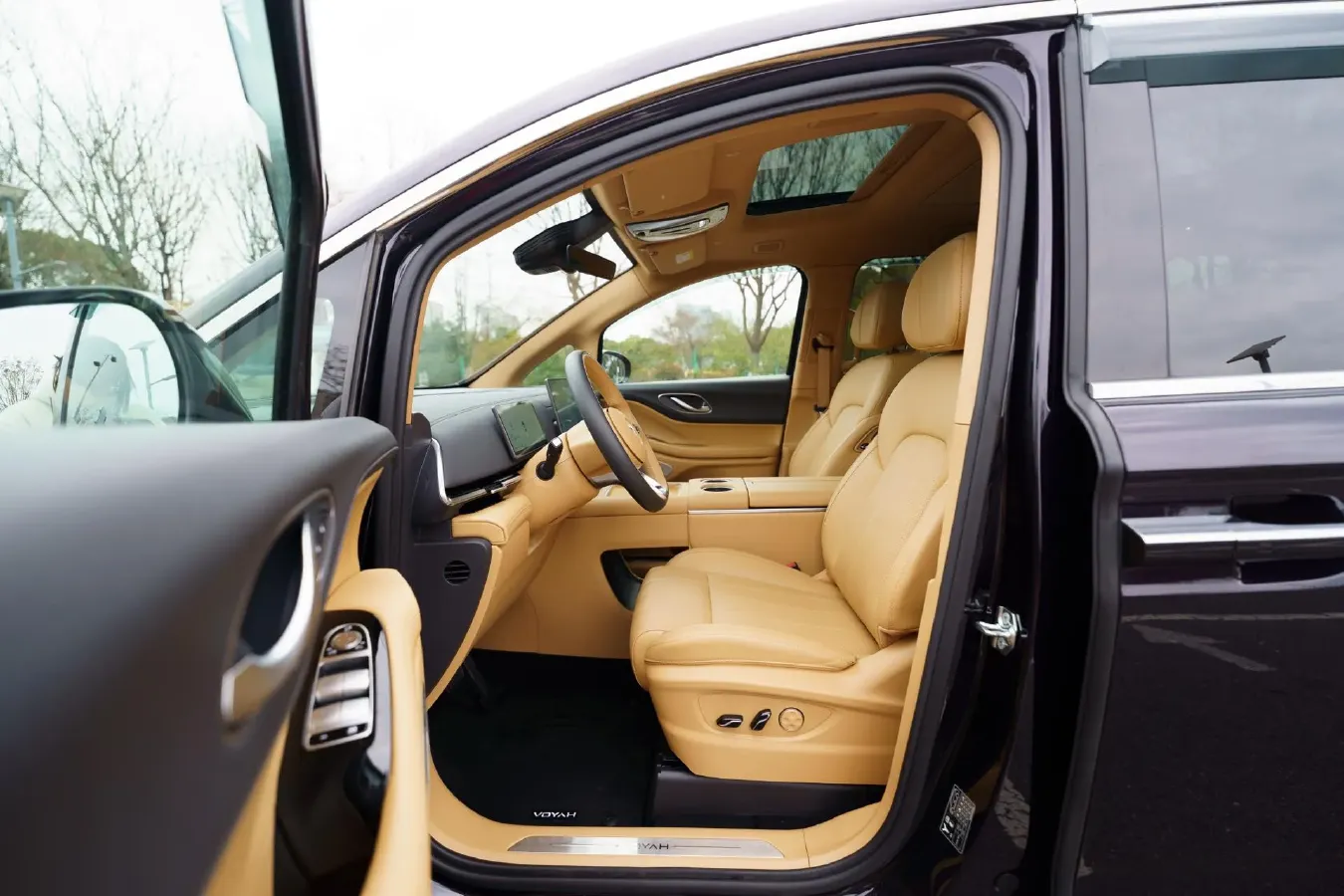 2025 Voyah Dream 1.5T 150HP L4 PHEV 41.7KWH,autocango,china used car exporter,china ev exporter,chinese used car exporter,chinese used ev exporter