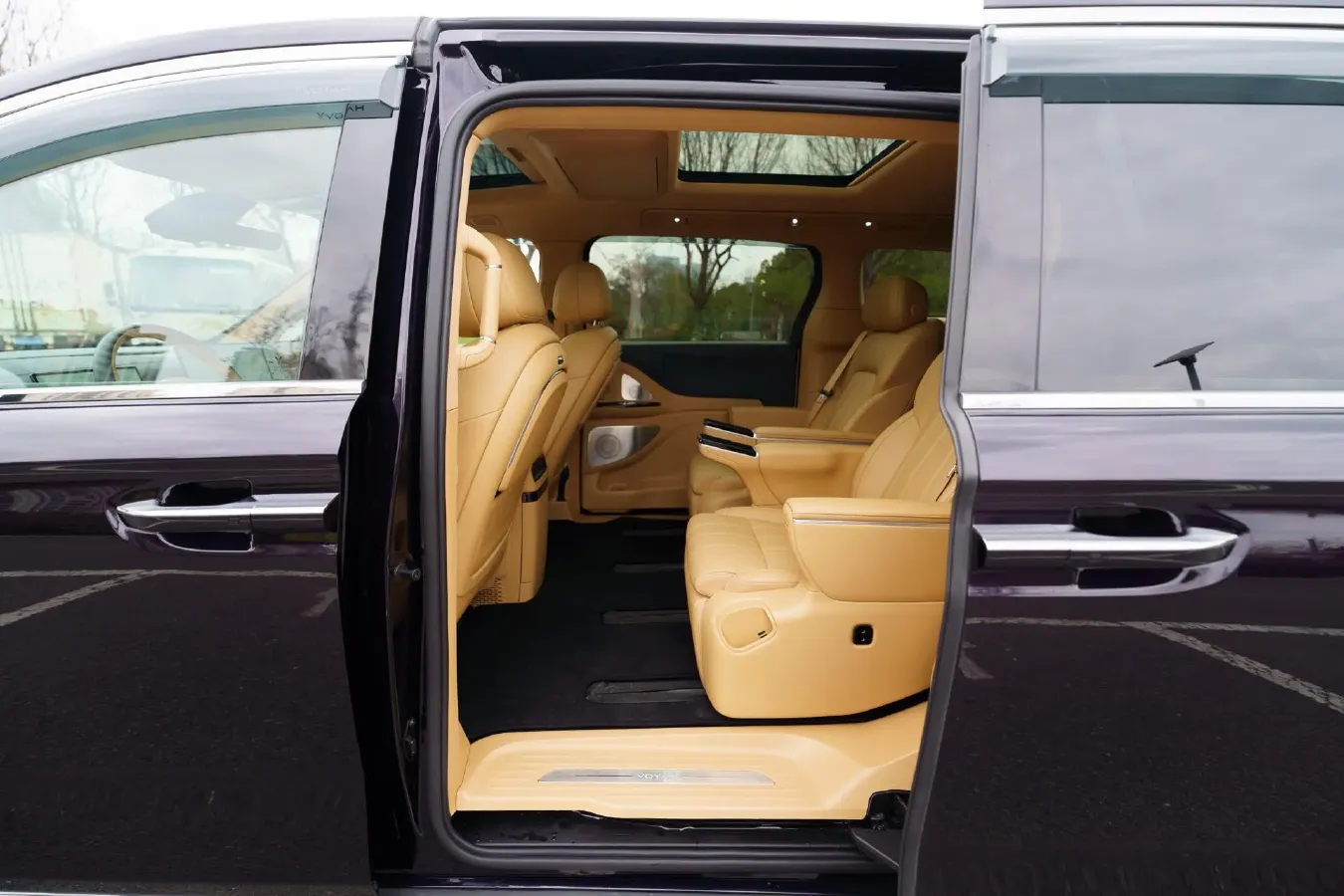 2025 Voyah Dream 1.5T 150HP L4 PHEV 41.7KWH,autocango,china used car exporter,china ev exporter,chinese used car exporter,chinese used ev exporter