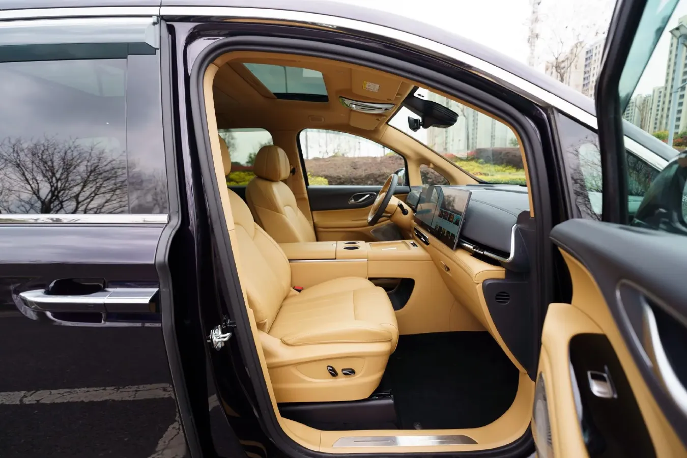 2025 Voyah Dream 1.5T 150HP L4 PHEV 41.7KWH,autocango,china used car exporter,china ev exporter,chinese used car exporter,chinese used ev exporter