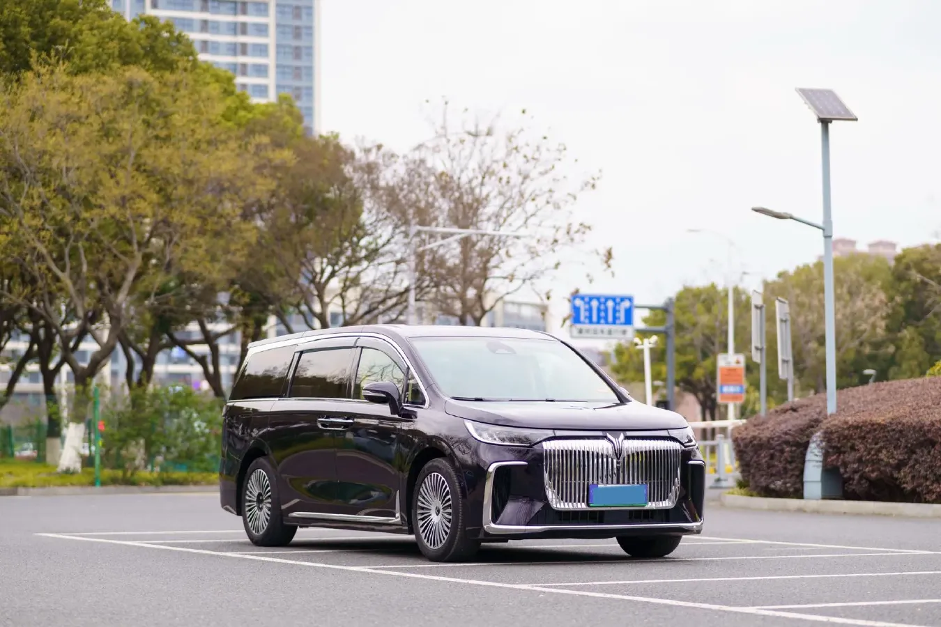 2025 Voyah Dream 1.5T 150HP L4 PHEV 41.7KWH,autocango,china used car exporter,china ev exporter,chinese used car exporter,chinese used ev exporter