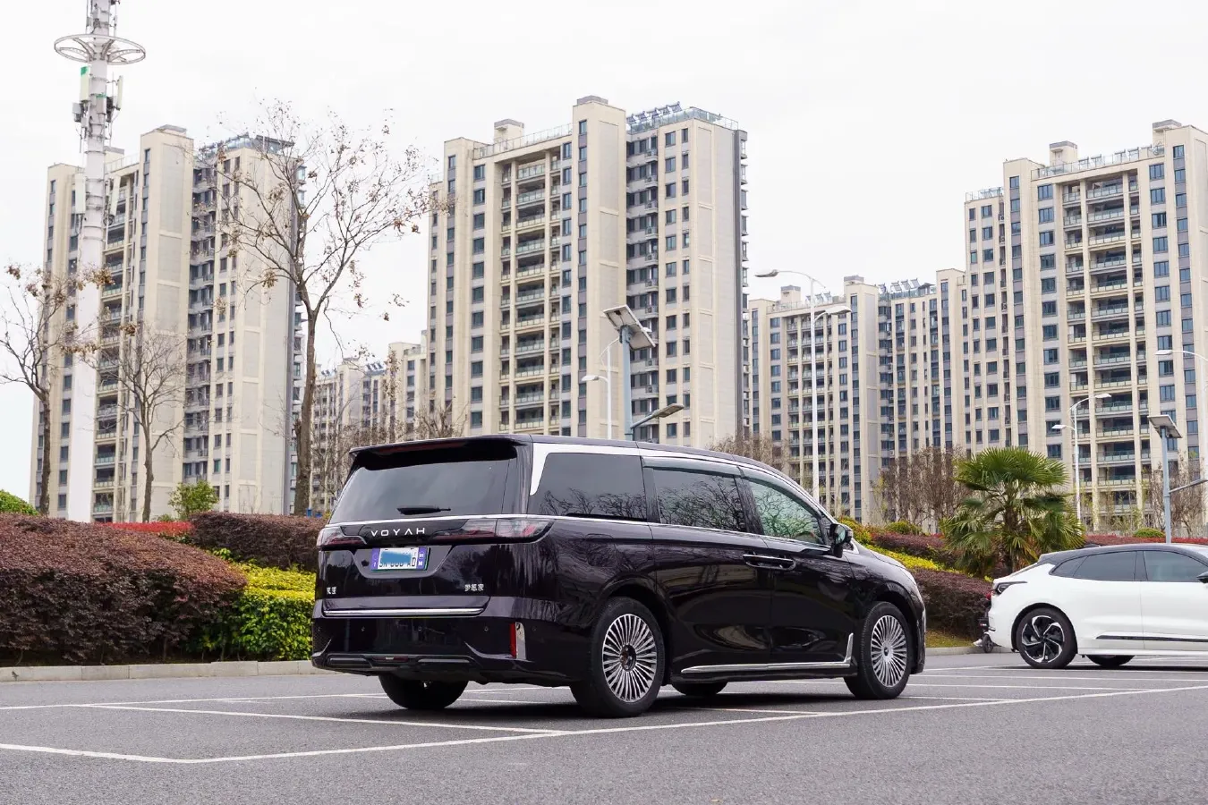 2025 Voyah Dream 1.5T 150HP L4 PHEV 41.7KWH,autocango,china used car exporter,china ev exporter,chinese used car exporter,chinese used ev exporter