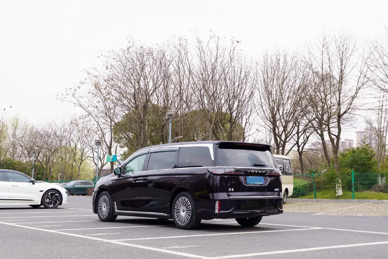 2025 Voyah Dream 1.5T 150HP L4 PHEV 41.7KWH,autocango,china used car exporter,china ev exporter,chinese used car exporter,chinese used ev exporter