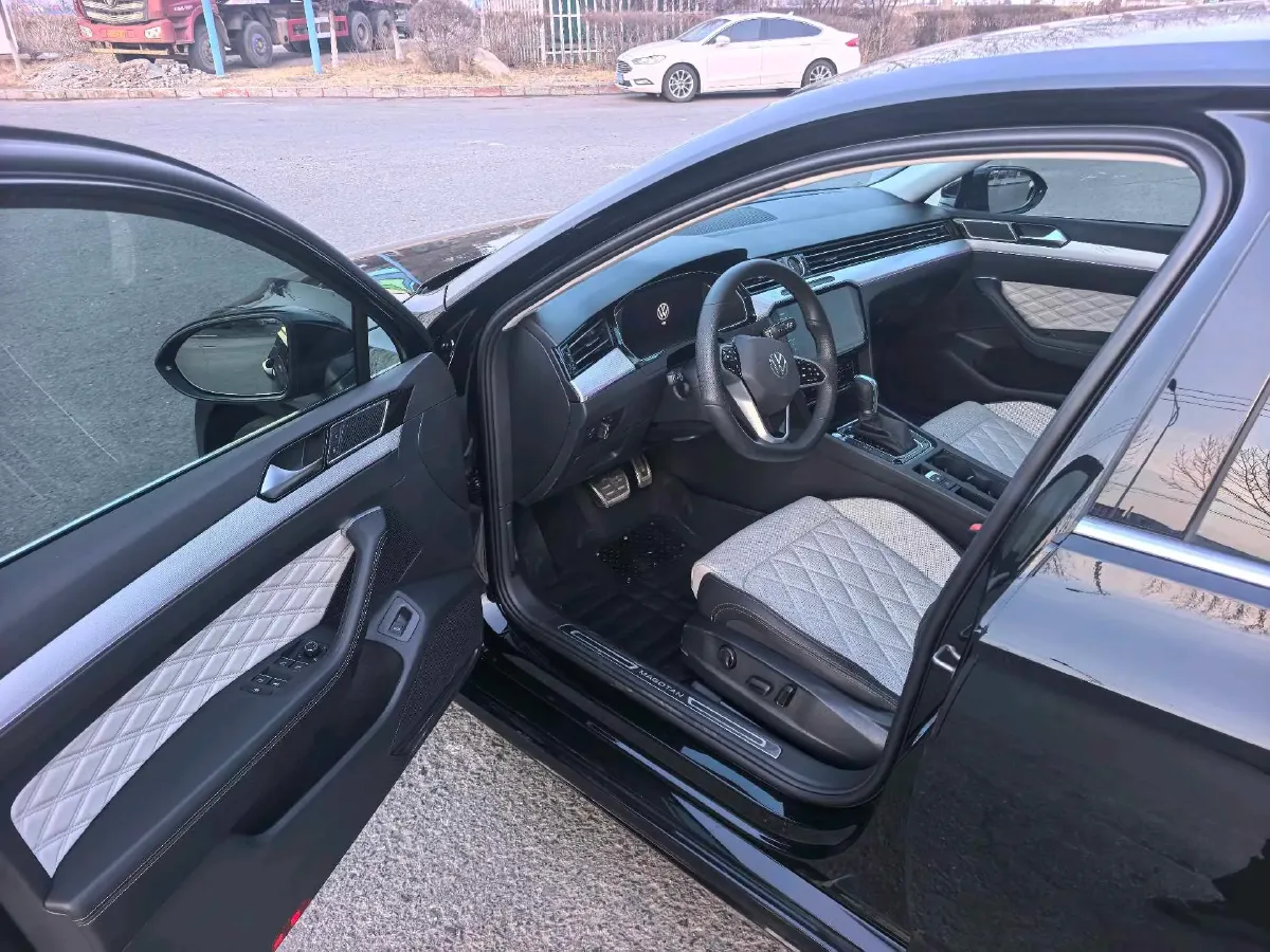 2025 Volkswagen Magotan 2.0T 186HP L4 7DCT,autocango,china used car exporter,china ev exporter,chinese used car exporter,chinese used ev exporter