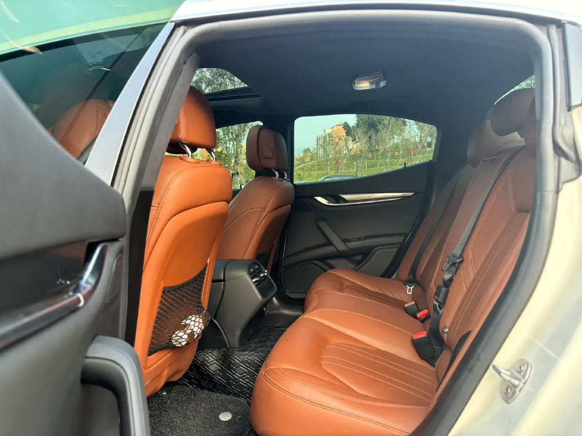 2021 Maserati Ghibli 2.0T 330HP L4 8AT,autocango,china used car exporter,china ev exporter,chinese used car exporter,chinese used ev exporter