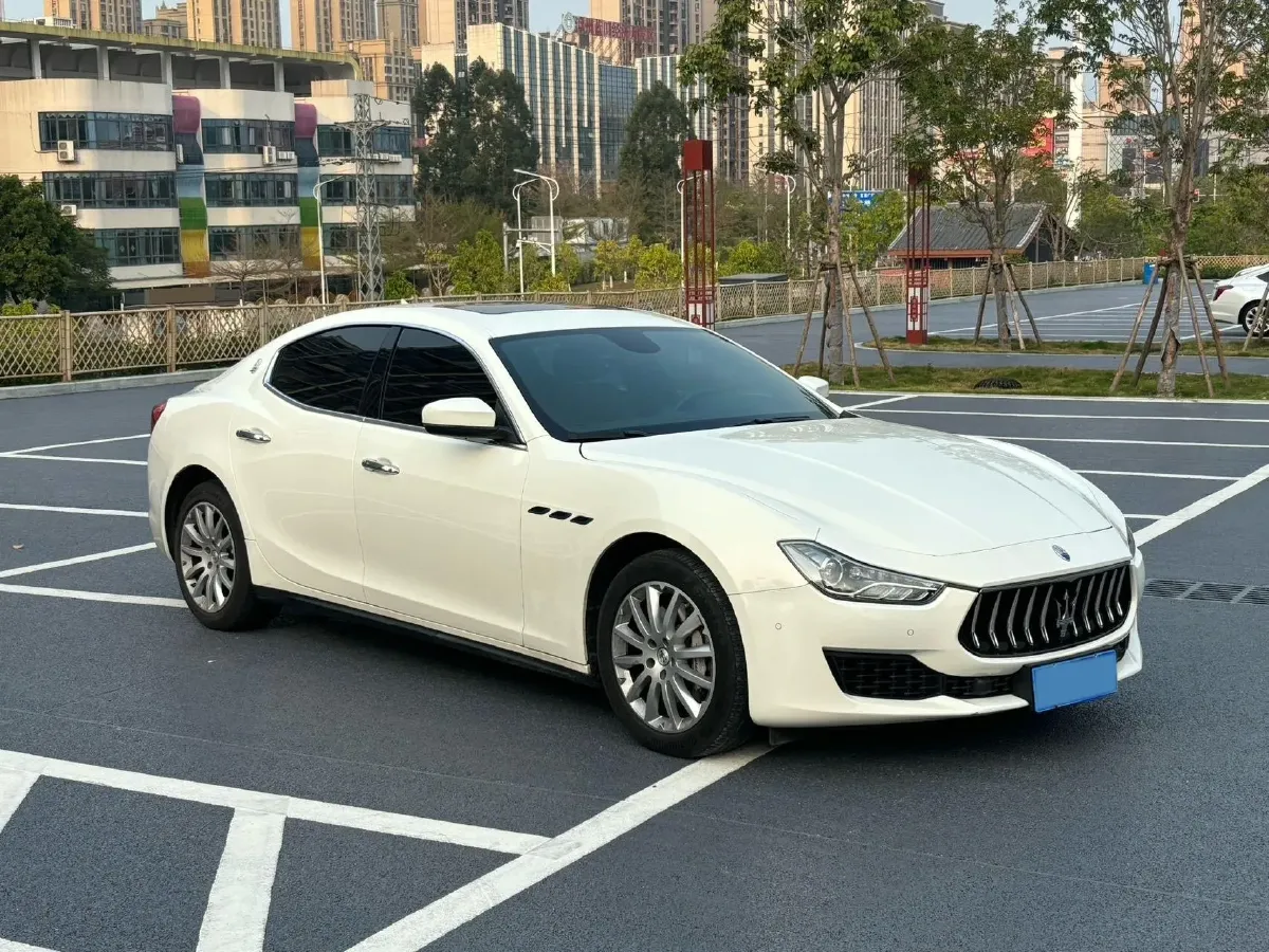 2021 Maserati Ghibli 2.0T 330HP L4 8AT,autocango,china used car exporter,china ev exporter,chinese used car exporter,chinese used ev exporter