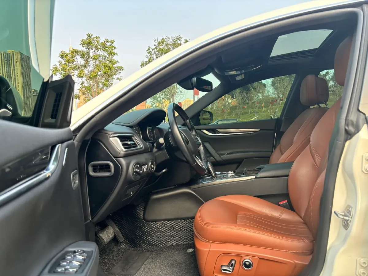 2021 Maserati Ghibli 2.0T 330HP L4 8AT,autocango,china used car exporter,china ev exporter,chinese used car exporter,chinese used ev exporter