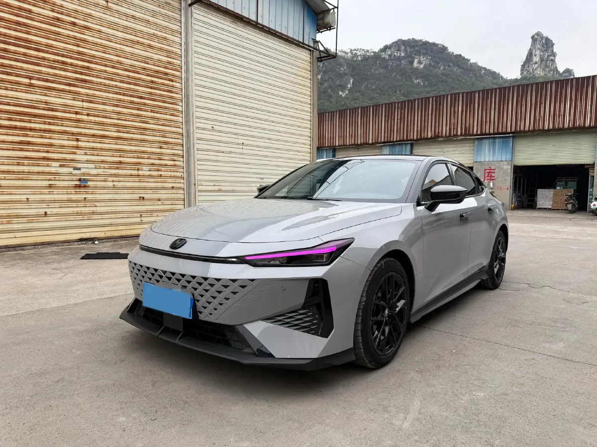 2024 ChangAn UNI-V 1.5T 188HP L4 7DCT,autocango,china used car exporter,china ev exporter,chinese used car exporter,chinese used ev exporter