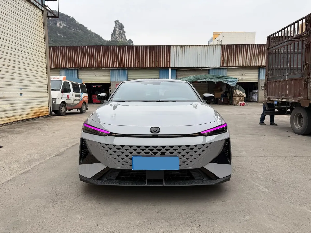 2024 ChangAn UNI-V 1.5T 188HP L4 7DCT,autocango,china used car exporter,china ev exporter,chinese used car exporter,chinese used ev exporter