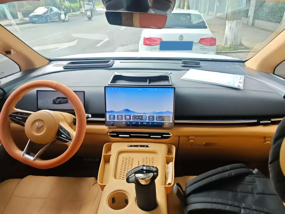 2025 Voyah Dream 1.5T 150HP L4 PHEV 41.7KWH,autocango,china used car exporter,china ev exporter,chinese used car exporter,chinese used ev exporter