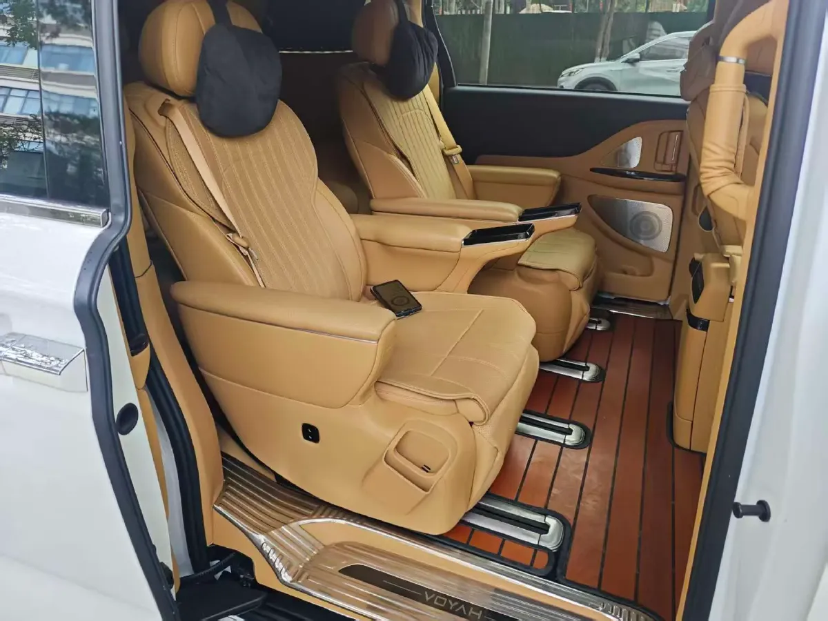 2025 Voyah Dream 1.5T 150HP L4 PHEV 41.7KWH,autocango,china used car exporter,china ev exporter,chinese used car exporter,chinese used ev exporter