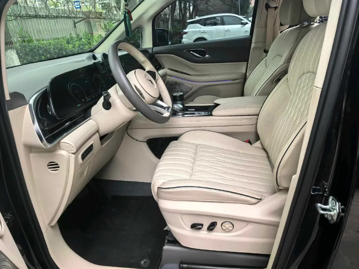 2022 Voyah Dream 1.5T 136HP L4 PHEV 25.57KWH,autocango,china used car exporter,china ev exporter,chinese used car exporter,chinese used ev exporter