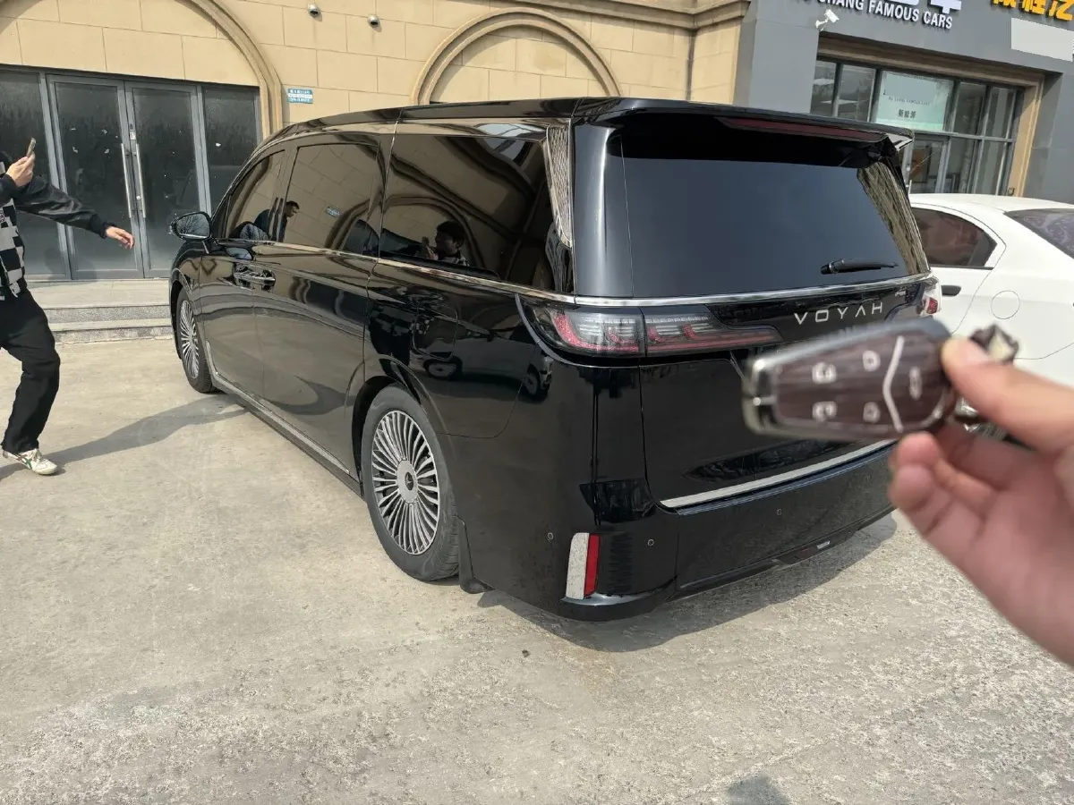 2025 Voyah Dream 1.5T 150HP L4 PHEV 41.7KWH,autocango,china used car exporter,china ev exporter,chinese used car exporter,chinese used ev exporter